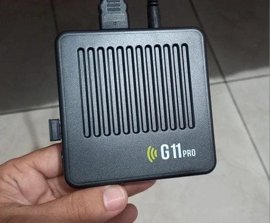The PixelPlay G11 Pro console held in a customer's hand
